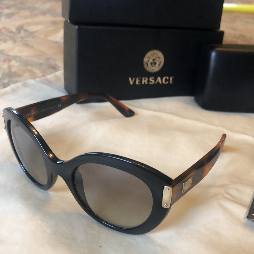 Versace Gianni Couture Jackie O style tortoiseshell sunglasses, hard case, box - Picture 2 of 12